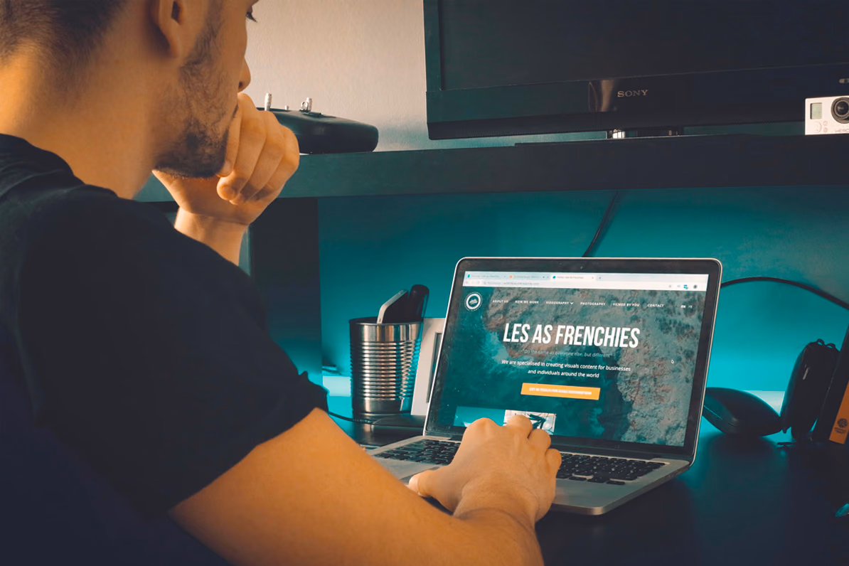Ludovic Martinet working on Les As Frenchies website