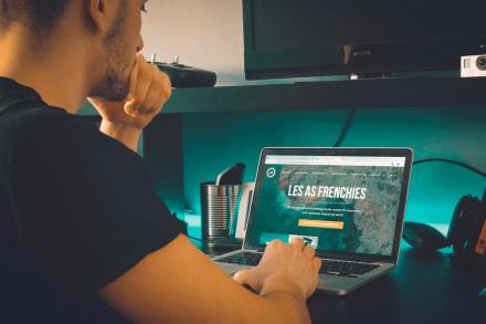 Ludovic Martinet working on Les As Frenchies website